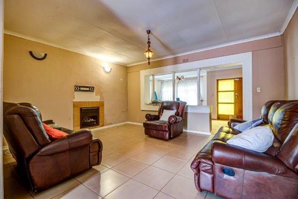 Look no more!

This property is just the place for you with the close schools, shops and near the main road.

This property is neat and ...