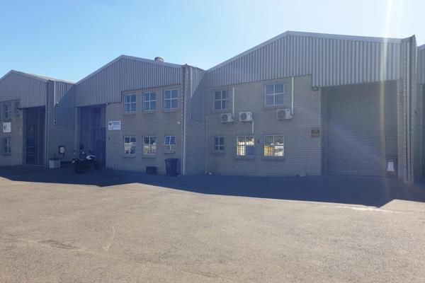 Warehouse with office TO LET in Station Road, Montague Gardens.

•	Open plan reception ...