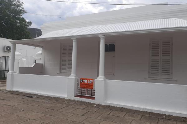 3 Bedrooms
2 Bathrooms (1x en-suite)
Family Room
Kitchen 
Small Yard
Off Street, secured parking
Water and electricity for ...