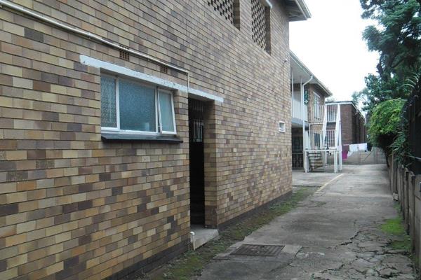 One bedroom flat in Peacehaven with bathroom, kitchen, lounge, balcony and parking. The levy price includes water, has prepaid ...