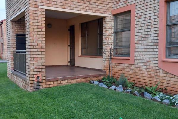 2 Bedroom unit in secure complex. Spacious lounge &amp; open plan kitchen. 
Single bathroom, patio &amp; braai area.