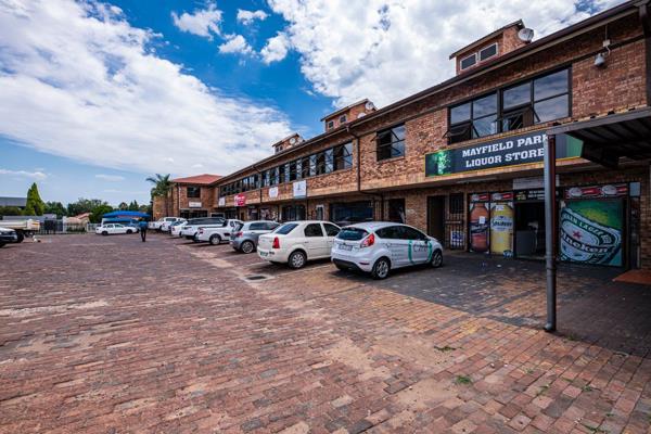 Based in the heart of Mayfield Park, Johannesburg South is this modern upstairs unit. ...