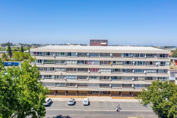 This apartment is close to Schools, Mellomed and Louis Leipoldt Hospitals, Sanlam Head ...