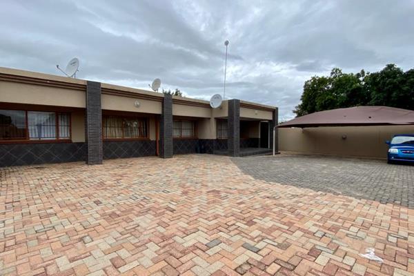 A neat bachelor apartment to rent in Moregloed, Polokwane.

Available 1 January 2025.

This room offers a modern kitchenette and ...