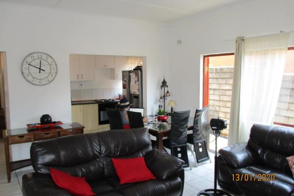 Very quiet and complete private 2.5 -Bedroom (BIC) and 2-bathroom lock-up and go unit available 1 February 2025.
Fully fitted kitchen ...