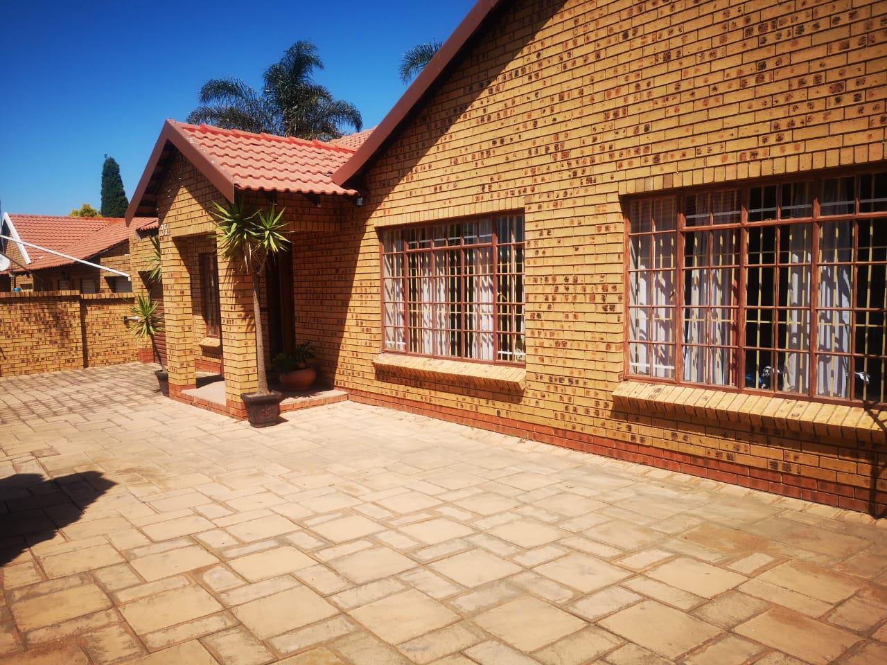 4 Bedroom House for sale in Reyno Ridge P24109725443