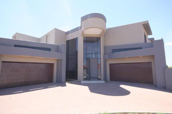 When entering this stylish home you are welcomed by double volume ceilings, skylights and stairway.

Entertainer&#39;s dream floor ...