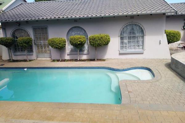 If you are a student around Sandton, you will love this commune accommodation. The ...