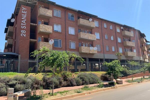 This flat is just walking distance from all surrounding campuses such as UJ, MILPARK,WITS, AFDA,SABC
KFC Mc Donalds, Steers,Debonairs. ...