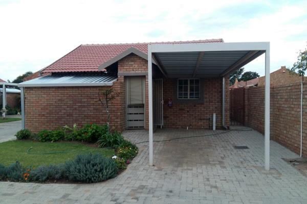 One bedroom apartment with en-suite bathroom, open plan lounge and kitchen. 

Small private garden and one carport. 

Body ...