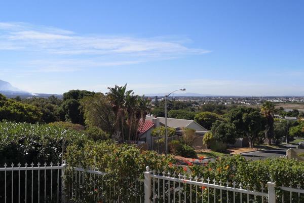 Beautiful 3 bedroom house in the upper Lakeside with stunning views, and lush private back garden.
An ideal house for a starting out ...