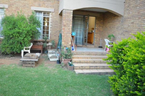 This bottom stack is a great start off. Has an undercover patio and big garden to entertain and braai!
Cosy neat open plan kitchen ...