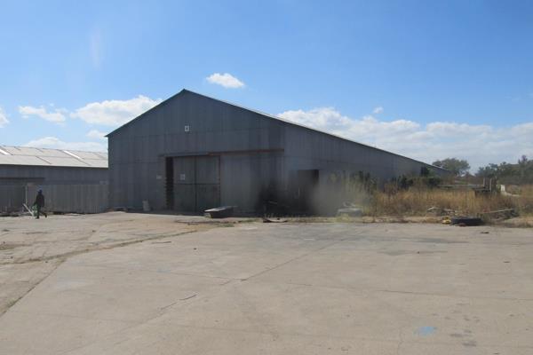 Industrial site of 3.6694Ha with a total of 5715m2 under roof.

Location is the foremost aspect to invest in this property. 

This ...