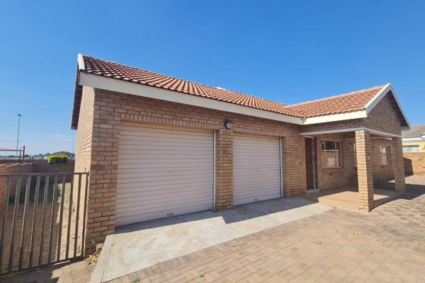 This house is located in a well known estate in Bendor!
Close to amenities such as Oosskool, Bendor Shopping Center and Sasol as well ...