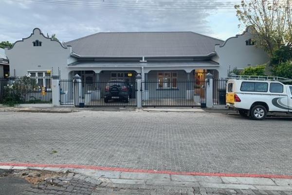 3 bedroom (enough build in cupboards) 2 bathroom house to rent in Paarl.  With a lovely ...