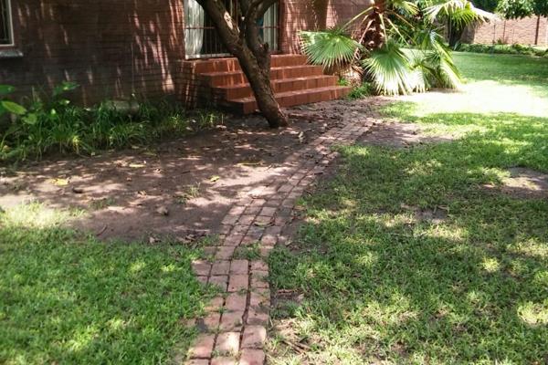 Comfortable home in De Kroon consisting of
3 bedrooms 
2 full bathrooms
Lounge 
Dining room 
Kitchen and scullery
Granny flat ...