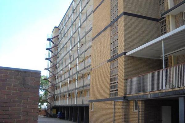 Renovated Spacious and in excellent condition a 2 Bedroom Flat at R6 280 per month.   ...