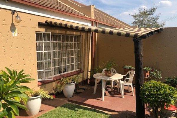 NYLSTROOM:  Sectional title flat in Security Complex.  2 Bedrooms with build in cupboards. 1 Bathroom with bath, shower and basin.  ...