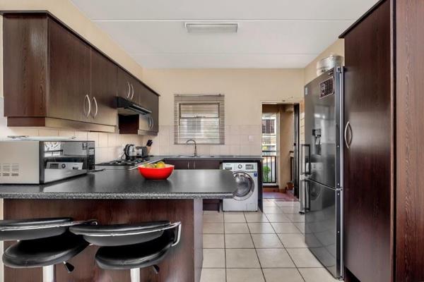 This stunning 2 bed 1 bath apartment that has been neatly kept boasts a spacious kitchen ...