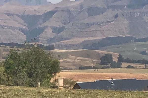 This lovely level site is set at the highest point of Cathkin Estates with panoramic views of the Drakensberg mountain range and ...