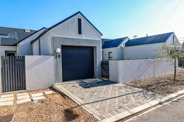 *Occupation 1January 2024*
This 3 bedroom, 2 bathroom home is situated in the security estate of Aan De Wijnlanden. 
There is a ...