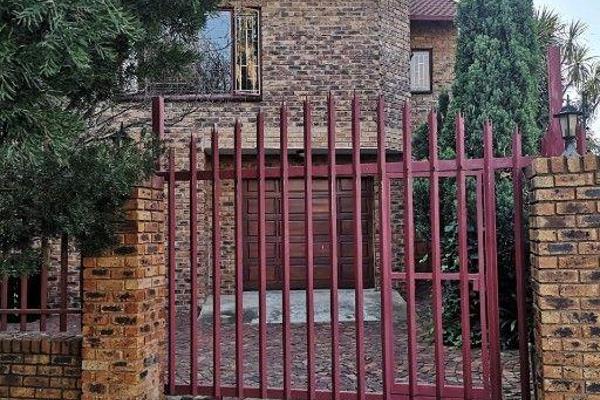 2 x Bedroom, 2 x Bathroom Garden Flat 1 x Garage 2 x Parking&#39;s, Security Gate ...