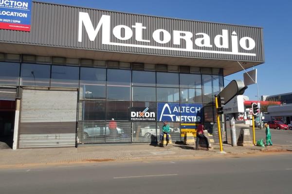 Located on a road offering good business exposure, this 1 500 m2 commercial space is available. Ideal for a showroom or vehicle ...