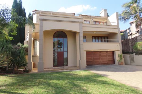 FAMILY HOME WITH BREATHTAKING VIEWS IN WOODHILL GOLF ESTATE

Upon entering the house an impressive staircase leads you to the open plan ...