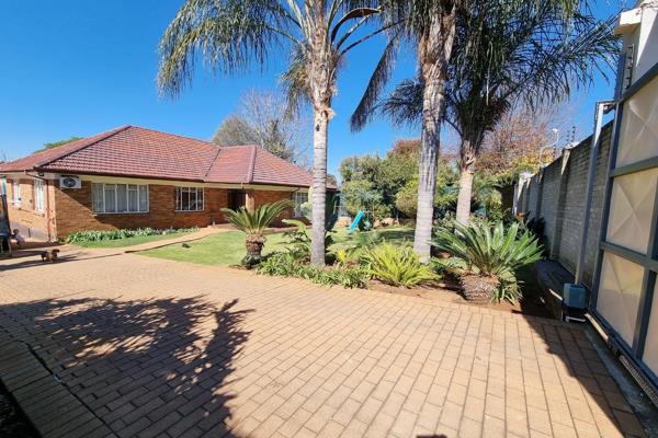 Deposit R16 000 
Utilities Deposit R6 000

This ranch type home is spacious. With lounge (with wood burning fireplace) and dining ...