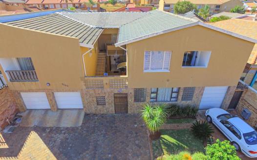 11 Bedroom House for sale in Lenasia South