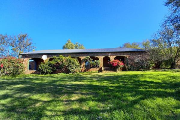 Discover your ideal lifestyle at this charming 32ha smallholding just 15km outside Oudtshoorn. 
Perfectly blending with convenience ...