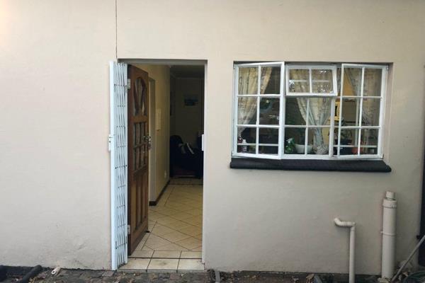 This stunning , well kept cottage offers the following features 

1 Spacious Bedroom 
1 Bathroom
Stunning livingroom area
1 Carport ...