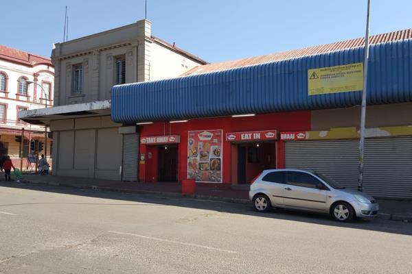 Located on a road offering good business exposure, this 495 m2 space is available. This property is ideal for a restaurant offering ...