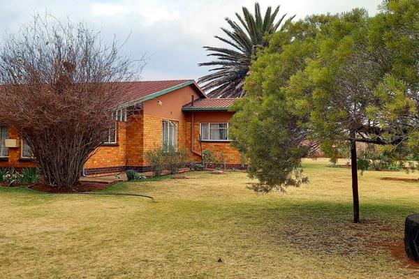 Situated in the Vischuil area , this lovely presentable home offers the following:

MAIN HOUSE
* 4 Bedrooms , 2 with BICs ( all ...