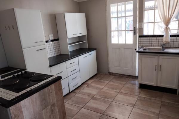 The flat has 1, tiled en-suite bedroom, 1 living area, small study area and ...