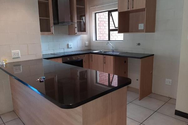 This lovely modern flat to rent in a security complex. 3 spacious bedrooms with 2 ...