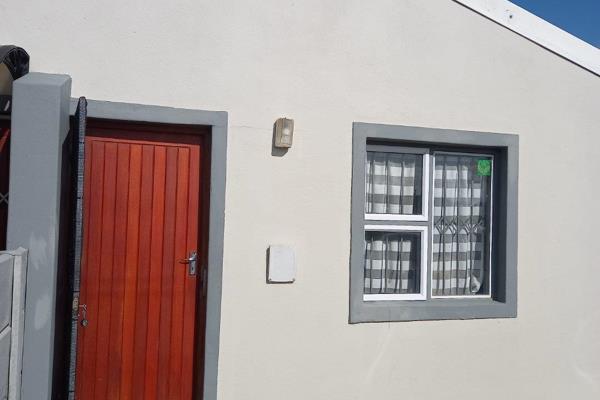 This neat 2 bedroom house is situated in a quiet area in Malibu Village and it consists of:
2 Bedrooms
1 Bathroom
Open plan kitchen ...