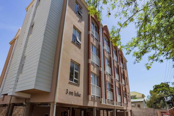 Open plan bachelor unit, perfect student accommodation within walking distance to Spar and Checkers. Pre-paid electricity for tenant ...