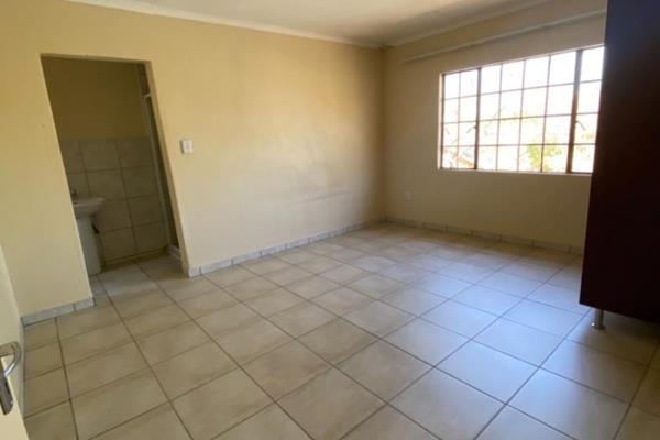 Prime location situated centrally within Hazyview town, walking distance to the school. 
1 bedroom, 1 bathroom (shower and toilet) with ...