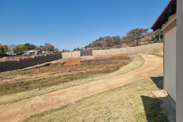 Suggesded Opening Bid: R600 000

Land size: 1925 sqm

Bachelors Flat: 1 Bedroom, 1 Bathroom, Kitchen, Double Carport

This ...