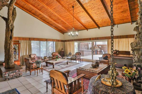 We are proud to present this EXCLUSIVE property with HUGE potential. Spacious five bedroom family home on extra large stand of 1890m&#178;. Entertainers dream with built in braai pizza oven and big pool.
Walking distance from primary school with outstanding garden. Be ...