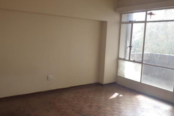 Well maintained and secure building, Close to shops &amp; schools. This building is within walking distance to the Johannesburg CBD. ...