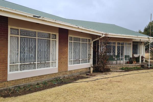 Edenville, small town in Freestate.

This property has allot to offer:

House:

3 Bedrooms
kitchen
Tv Room
Lounge
Dining ...