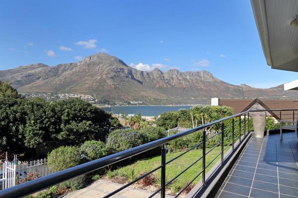 Bright, sunny and modern 4 bedroom, 3 bathroom “Holiday Home” within walking distance from Hout Bay Beach and famous Mariner&#39;s ...