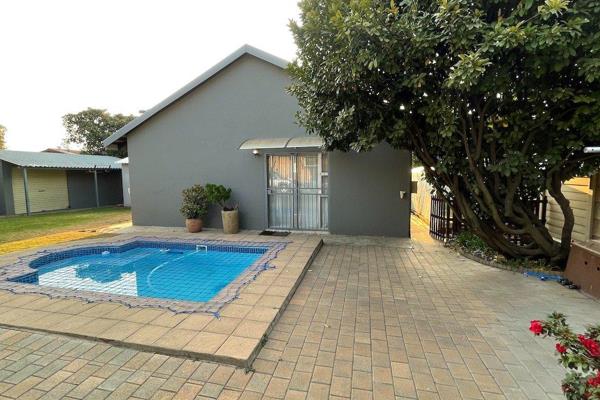 Located in Kempton Park right opposite Kempton Park High School this flatlet is close to many amenities and includes: 

*	2 x ...