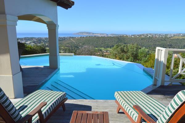 3 Bedrooms/3 Bathrooms - Sleeps 6. 

Stunning views of the sea and Robberg - this House is on 3 levels in the secure Schoongezicht ...