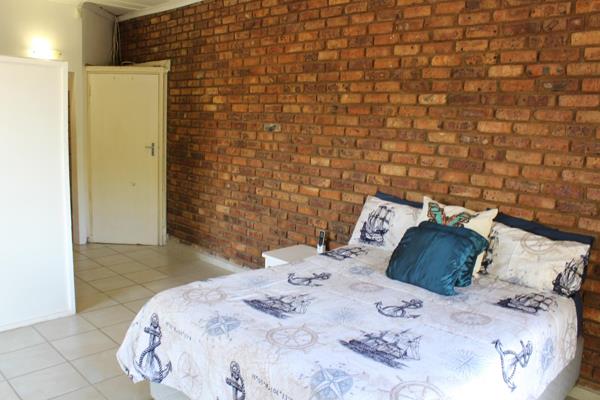 This snug flat is suitable for a bachelor or a young couple and its centrally located in Nelspruit  NO PETS
 
Inside
1 open plan ...