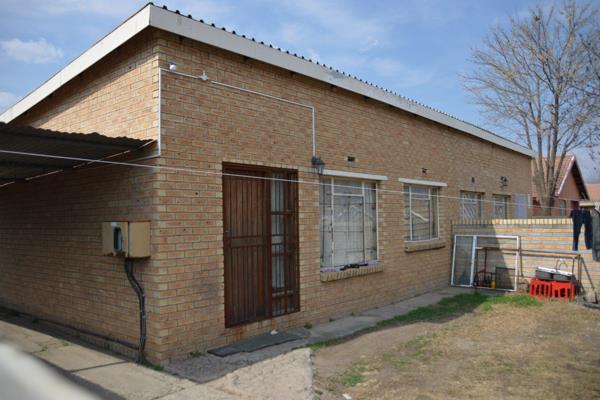 Bargain buy! 

These 5 flats are located near Thomas &amp; Kie in Kosmos Park - currently fully rented with +- R 15 000 rental ...