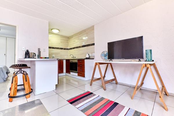 Fabulous Apartment in the Heart of Parktown North

A light and bright unit featuring an open-plan kitchen with breakfast counter, a ...