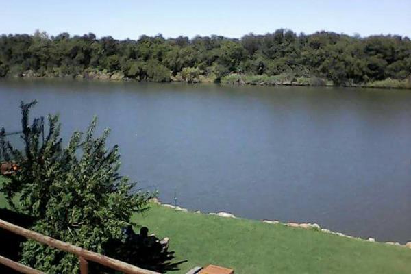 A popular Vacation Spot on the banks of the Vaalriver near Bloemhof Dam + Nature Reserve established on 2 Stands.

Escape from city ...